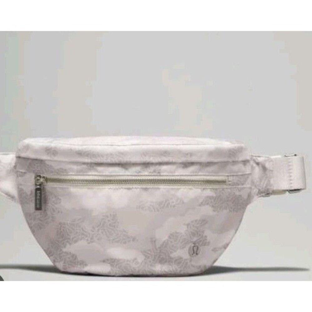 Lululemon City Adventure Belt Bay Gray White